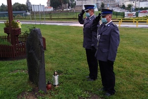 Policjanci oddają hołd przy pomniku