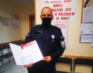 policjant pokazuje dokumenty