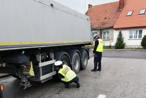 Policjant sprawdza tył naczepy, a funkcjonariuszka ITD podwozie