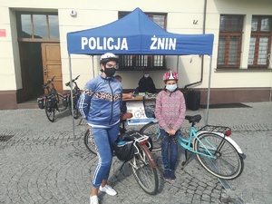 Dwie kobiety pozują do zdjęcia na tle namiotu policjantów