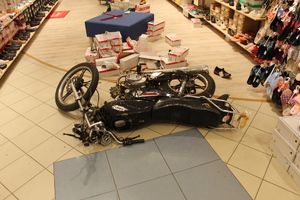 Motorower przewrócony na środku sklepu