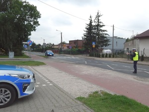 Policjant RD daje kierowcy znak do zatrzymania