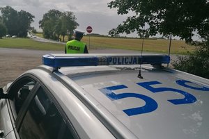 Policjant monitoruje prędkość jazdy kierowców