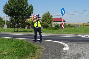 Policjant RD mierzy prędkość