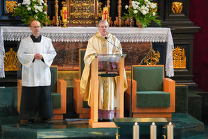 Widok na dwóch stojących księży