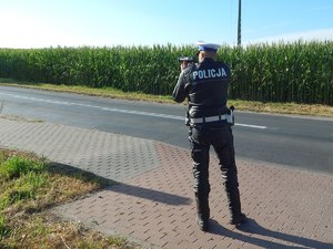 Policjant RD mierzy prędkość nadjeżdżającego kierowcy