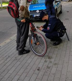 Policjant sprawdza rower.