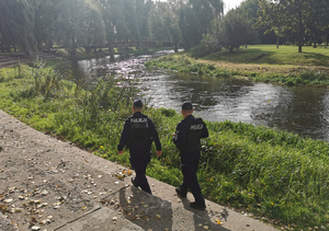 Policjanci patrolują nabrzeże.