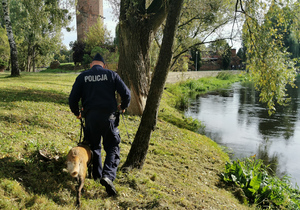 Policjant z psem na parolu.