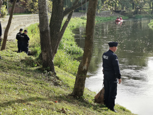 Policjant obserwujący nurt rzeki.