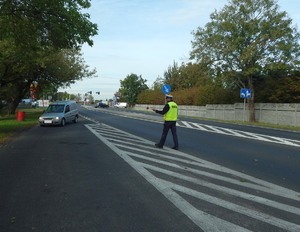 Policjant RD zatrzymuje do kontroli auto dostawcze