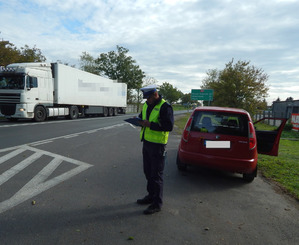 Policjant RD sporządza notatkę z kontroli kierowcy