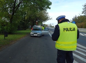 Jeden z policjantów RD rozmawia z kontrolowanym kierowcą, a drugi pisze notatkę