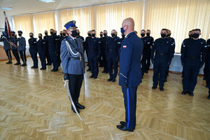 policjant melduje rozpoczęcie uroczystości Komendantowi wojewódzkiemu