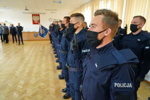 policjanci stoją w szeregu i powtarzają rotę ślubowania