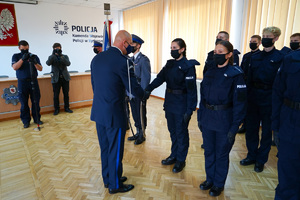 Komendant wita się  z policjantką stojącą w szeregu