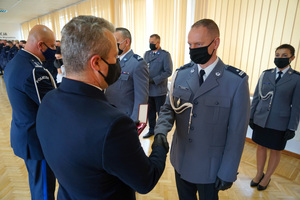 Wojewoda wręcza policjantowi medal