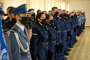 nowoprzyjęci policjanci stoją w szeregu