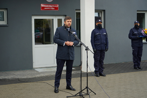 podsekretarz stanu w Kancelarii Prezesa Rady Ministrów przemawia do mikrofonu