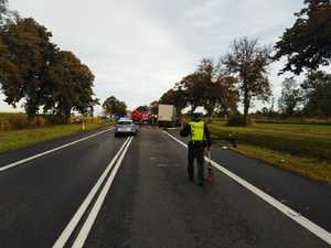 Policjant mierzy odległość drogi hamowania