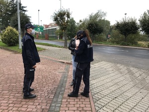 Legitymowanie przez policjantów na ulicy.