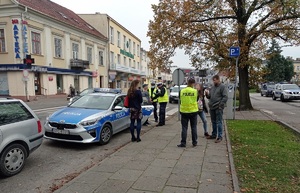 Interwencja policji na ulicy przy samochodzie.