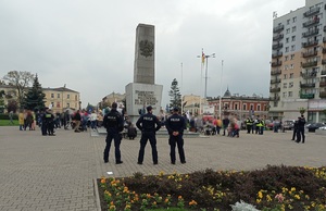 Trzech policjantów na placu.