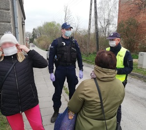 Policjanci na ulicy.