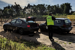 Policjanci kontrolują zatrzymany samochód osobowy