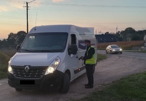 Policjant kontroluje kierowcę busa.