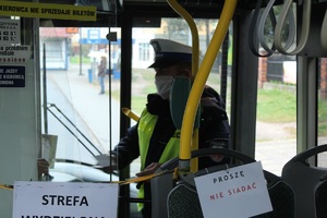 Policjant kontroluje autobus