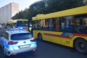 widok na radiowóz zaparkowany przy autobusie