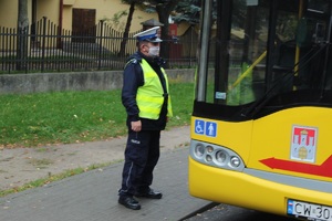 Policjant kontroluje autobus