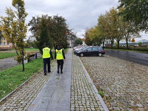 Policjant i strażnik miejski kontrolują osiedlowe ulice.