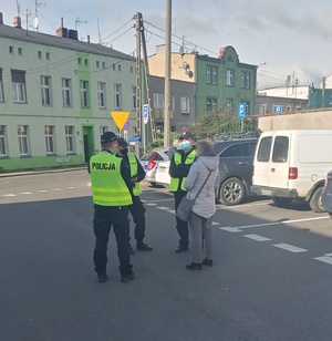 Policjanci kontrolują przechodniów