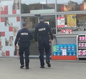 Policjanci wchodzą do sklepu