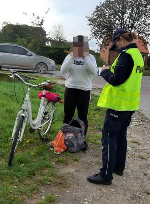 Policjantka kontroluje rowerzystkę