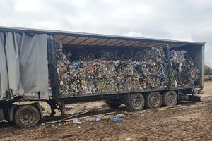 Widok na odpady komunalne umieszczone w naczepie ciągnika siodłowego