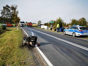 Widok na rozbite samochody biorące udział w wypadku