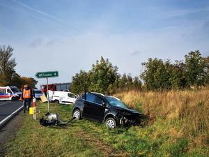 Widok na rozbite samochody biorące udział w wypadku