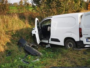 Widok na rozbite samochody biorące udział w wypadku