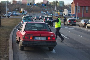 Samochód na drodze podczas kontroli.