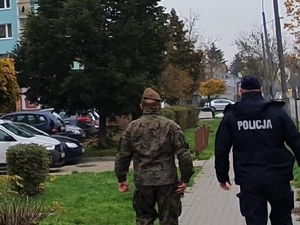 Policjant i żołnierz patrolują ulice miasta