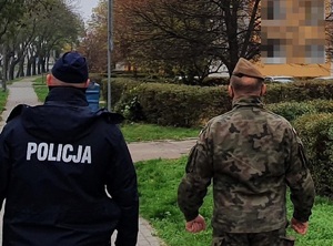 Policjant i żołnierz patrolują ulice miasta