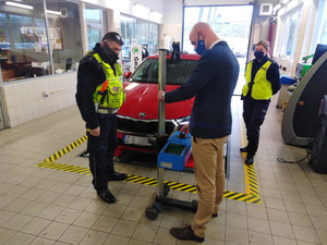 Sprawdzania świateł samochodu w warsztacie.