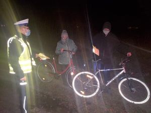 Policjant i rowerzyści.