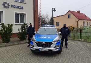 Policjanci przy radiowozie.