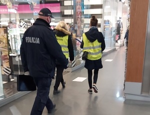 Policjant wraz z pracownikiem Sanepidu kontroluje placówkę handlową