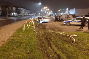 Policjanci na miejscu kolizji.