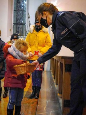 Policjantka przekazuje dziecku odblask